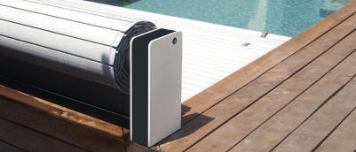Exemple de couverture de piscine illustré dans le catalogue Garden Piscines